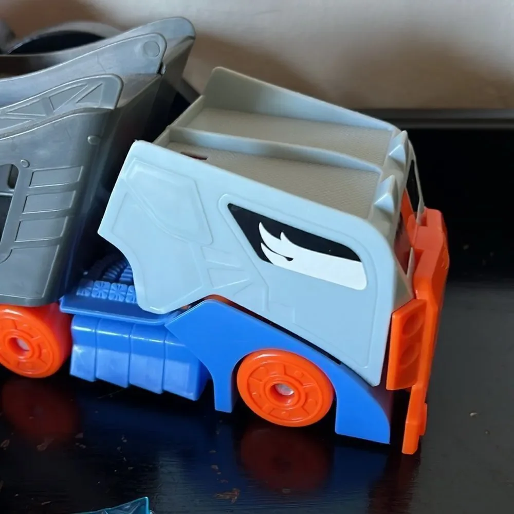 Mattel Hot Wheels Stunt & Go Track Set + 9 Hot Wheels Cars